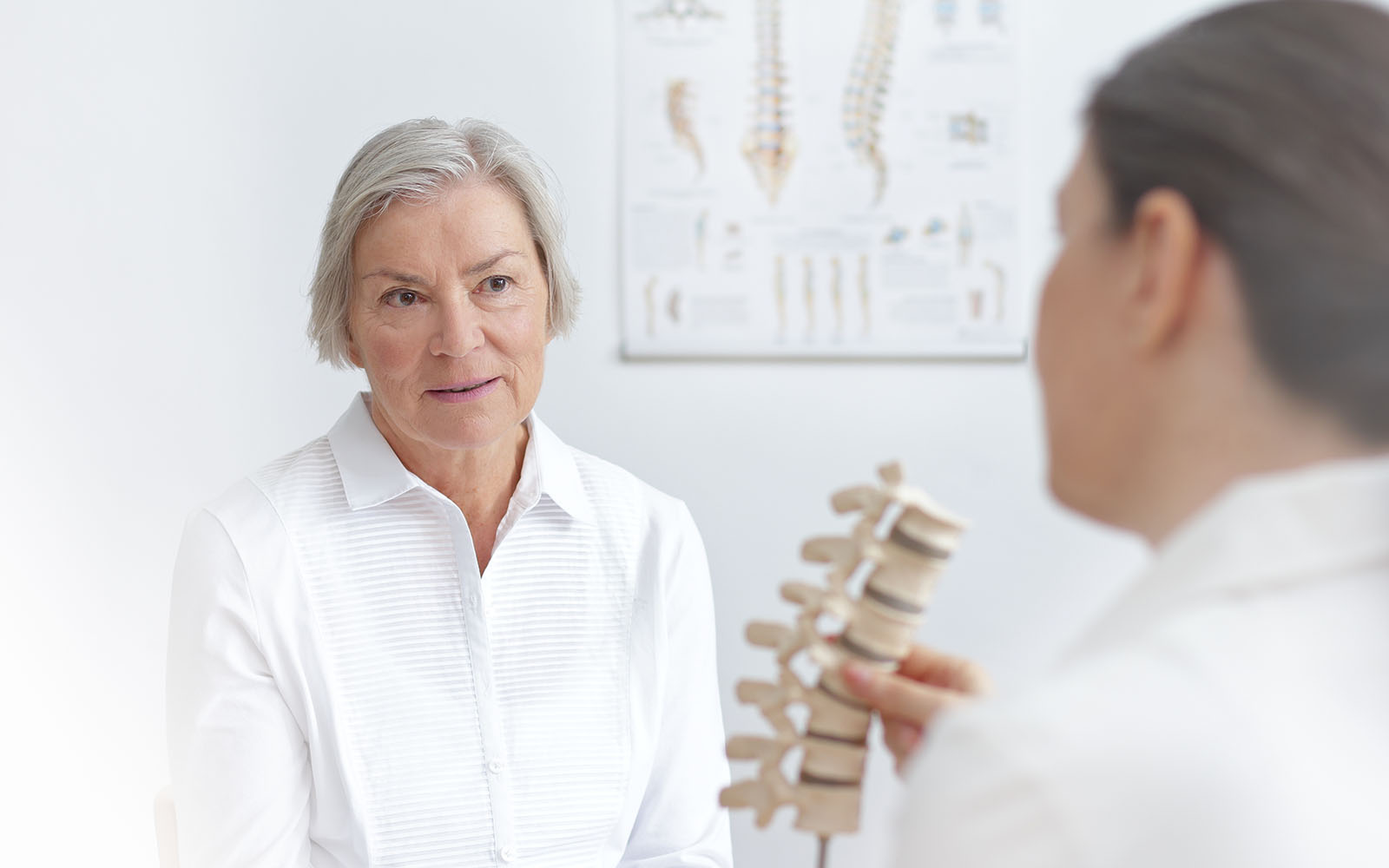 Wie man Knochenverlust bei Osteoporose stoppt: Medikamente, Ernährung, Lebensstil und Bewegung